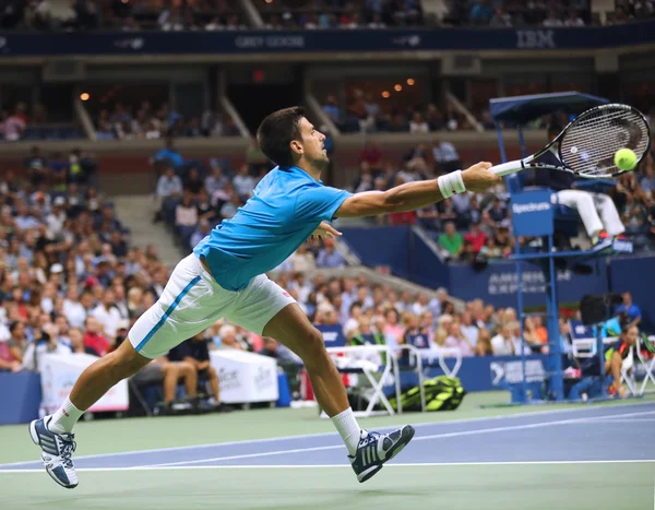 Der zwölfmalige Grand-Slam-Champion Novak Djokovic aus Serbien in Aktion während seines Viertelfinal-Matches bei den US Open 2016 — Stockfoto