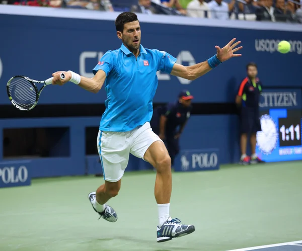 Doze vezes campeão do Grand Slam Novak Djokovic da Sérvia em ação durante sua partida de quartas de final no US Open 2016 — Fotografia de Stock