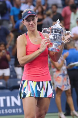 İki kez Grand Slam şampiyonu Angelique Kerber Almanya'nın kupa Sunumdan sonra bize açık 2016 de onun zafer sırasında 