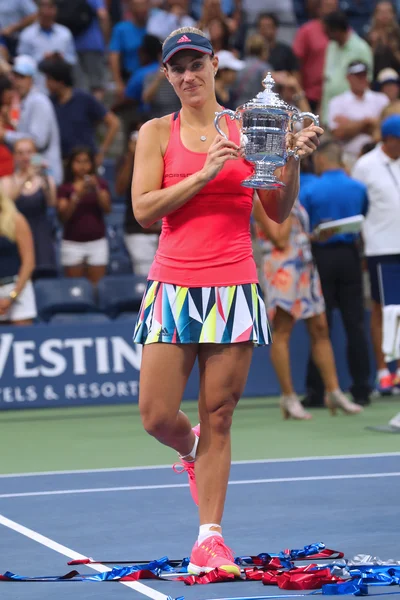 Duas vezes campeã do Grand Slam Angelique Kerber da Alemanha durante a apresentação do troféu após sua vitória no US Open 2016 — Fotografia de Stock