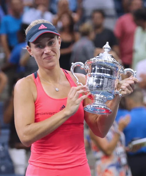 Two times Grand Slam champion Angelique Kerber of Germany during trophy presentation after her victory at US Open 2016 — Stock Photo, Image