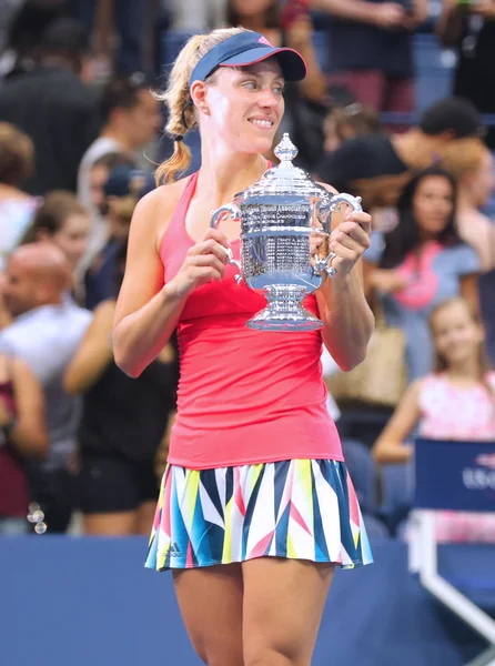 Due volte campione del Grande Slam Angelique Kerber di Germania durante la presentazione del trofeo dopo la sua vittoria agli US Open 2016 — Foto Stock