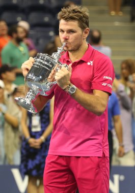 Abd Açık 2016'daki zaferinin ardından kupa sunumunda üç kez Grand Slam şampiyonu İsviçreli Stanislas Wawrinka