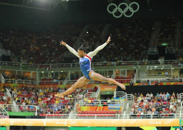 Olympisk mästare Simone Biles USA tävlar på balans balken på damernas mångkamp i gymnastik vid Rio 2016 — Stockfoto