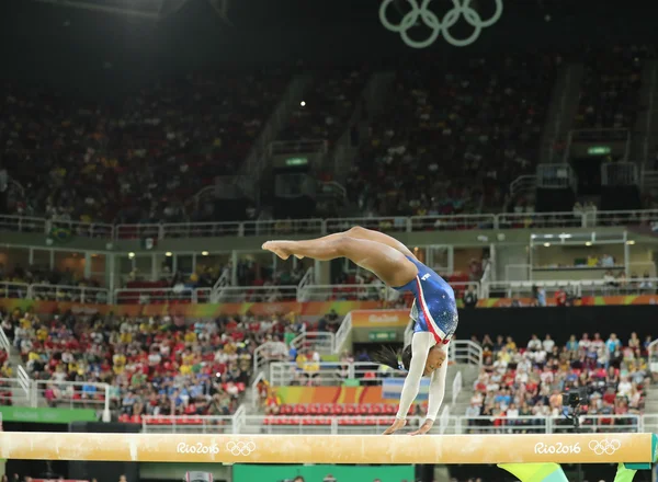 La campeona olímpica Simone Biles de Estados Unidos compitiendo en la barra de equilibrio en la gimnasia femenina en Río 2016 — Foto de Stock