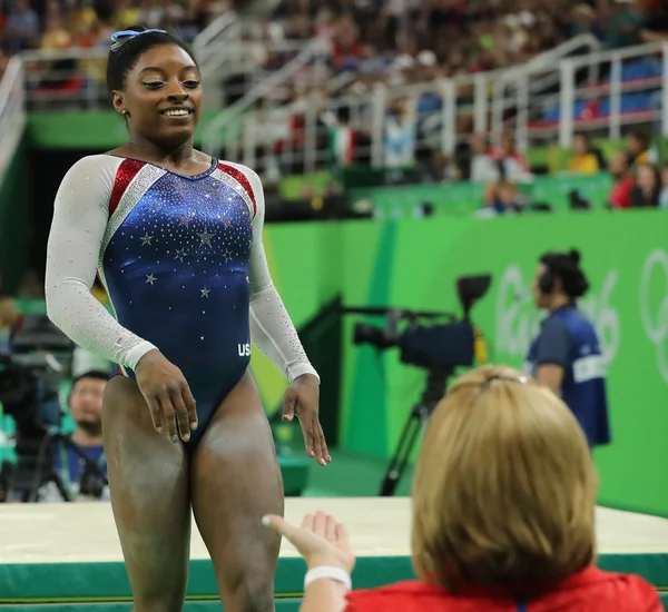 Olympiasiegerin Simone Biles aus den Vereinigten Staaten nach ihrem Wettkampf am Schwebebalken beim Frauen-Mehrkampf in Rio 2016 — Stockfoto