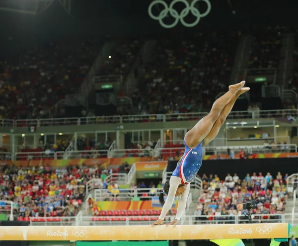 Mistrz olimpijski Biles Simone USA konkuruje na belki wagi o wszystko wokół gimnastyka dla kobiet w Rio 2016 — Zdjęcie stockowe