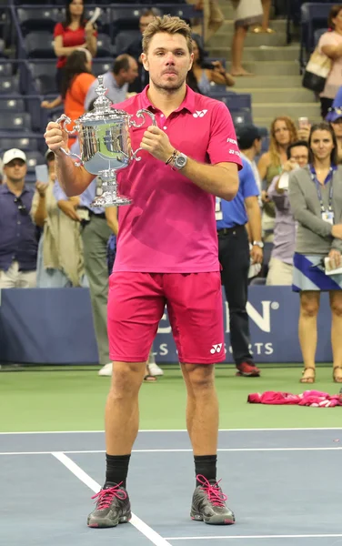 Três vezes campeão do Grand Slam Stanislas Wawrinka da Suíça durante a apresentação do troféu após sua vitória no US Open 2016 — Fotografia de Stock