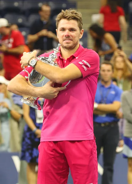 Trzy razy mistrz Wielkiego Szlema Stanislas Wawrinka Szwajcarii podczas prezentacji trofeum po zwycięstwie w US Open 2016 — Zdjęcie stockowe