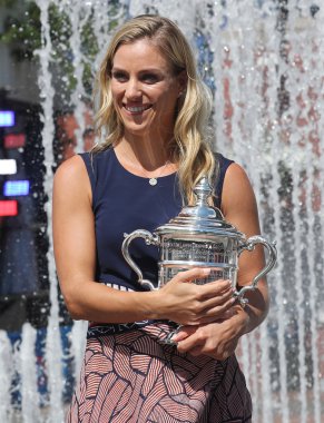 İki kez Grand Slam şampiyonu Angelique Kerber Almanya onu zafer bize açık 2016, sonra bize Open kupa ile poz