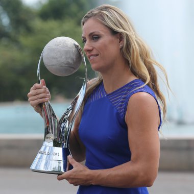 İki kez Grand Slam şampiyonu Alman Angelique Kerber, Us Open 2016'daki zaferinden sonra Wta No.1 kupasıyla poz verdi 