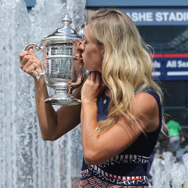 Дважды чемпионка Большого шлема Анжелика Кербер из Германии позировала с Открытым трофеем США после своей победы на US Open 2016 — стоковое фото
