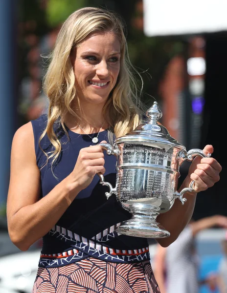 Два рази Великого шолома чемпіон Анжеліка Kerber з Німеччини позують з Us відкритого трофей після її перемоги на відкритих 2016 — стокове фото