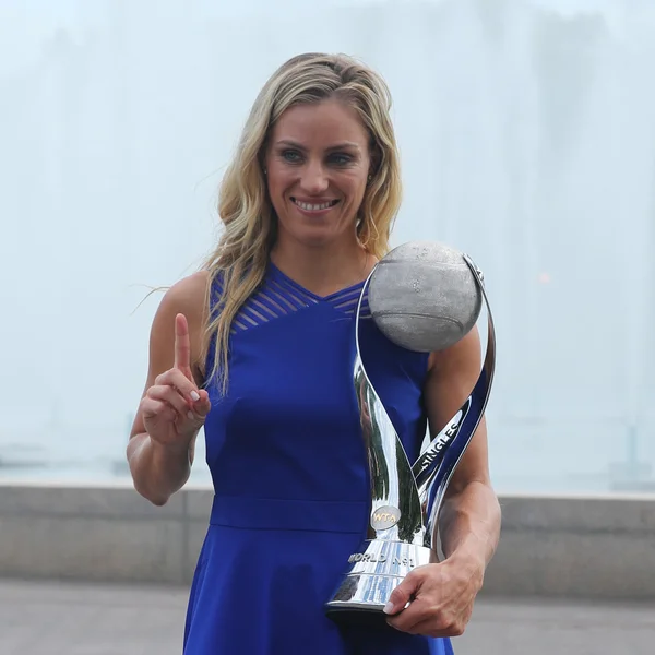 Due volte campione del Grande Slam Angelique Kerber della Germania posa con il trofeo WTA No.1 dopo la sua vittoria agli US Open 2016 — Foto Stock