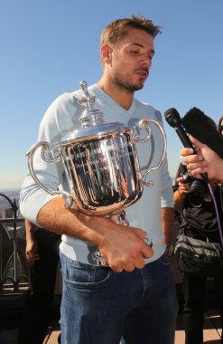 Üç kez Grand Slam şampiyonu Stanislas Wawrinka İsviçre Rock Gözlem Güvertesi Üstünde Us Open kupa ile röportaj sırasında