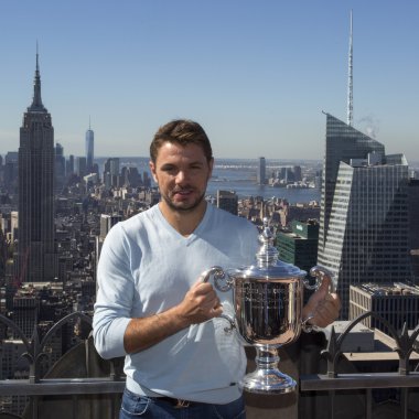 Üç kez Grand Slam şampiyonu İsviçreli Stanislas Wawrinka, Rock Gözlem Güvertesinin Tepesinde Abd Açık kupasıyla poz verirken 