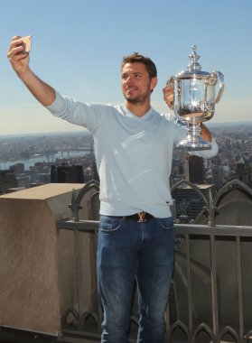 Üç kez Grand Slam şampiyonu İsviçreli Stanislas Wawrinka, Rock Gözlem Güvertesinin Tepesinde Us Open kupasıyla selfie çekti