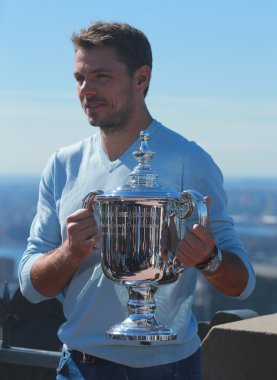 Üç kez Grand Slam şampiyonu İsviçreli Stanislas Wawrinka, Rock Gözlem Güvertesinin Tepesinde Abd Açık kupasıyla poz verirken 