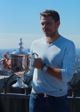 Üç kez Grand Slam şampiyonu İsviçreli Stanislas Wawrinka, Rock Gözlem Güvertesinin Tepesinde Abd Açık kupasıyla poz verirken 