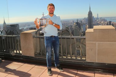 Üç kez Grand Slam şampiyonu İsviçreli Stanislas Wawrinka, Rock Gözlem Güvertesinin Tepesinde Abd Açık kupasıyla poz verirken 