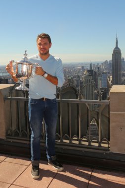 Üç kez Grand Slam şampiyonu İsviçreli Stanislas Wawrinka, Rock Gözlem Güvertesinin Tepesinde Abd Açık kupasıyla poz verirken 