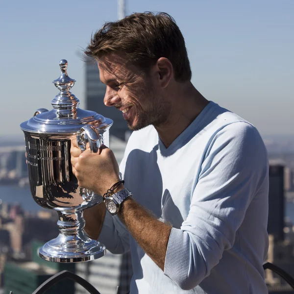 Trzy razy mistrz Wielkiego Szlema Stanislas Wawrinka ze Szwajcarii, stwarzając z US Open trofeum na szczycie skały widokowej — Zdjęcie stockowe