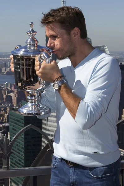 Tres veces campeón de Grand Slam Stanislas Wawrinka de Suiza posando con trofeo US Open en la parte superior de la plataforma de observación Rock — Foto de Stock