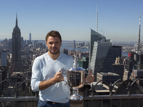 Tres veces campeón de Grand Slam Stanislas Wawrinka de Suiza posando con trofeo US Open en la parte superior de la plataforma de observación Rock —  Fotos de Stock