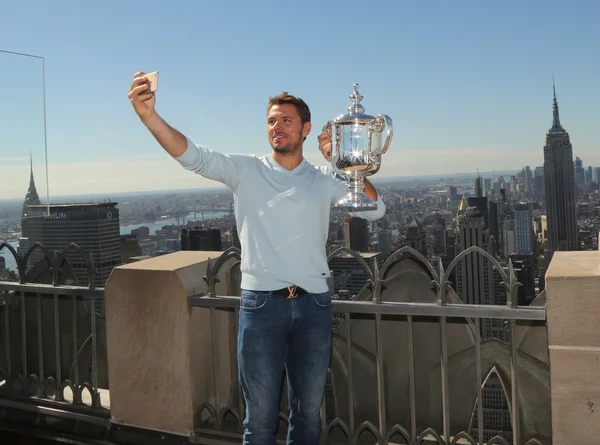 Trzy razy mistrz Wielkiego Szlema Stanislas Wawrinka Szwajcarii bierze selfie z trofeum US Open na szczycie skały widokowej — Zdjęcie stockowe