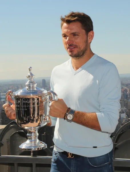 Trois fois champion du Grand Chelem Stanislas Wawrinka de Suisse posant avec le trophée US Open sur le pont d'observation du rocher — Photo