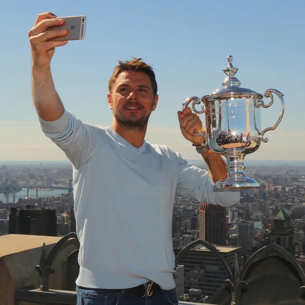 Tre volte campione del Grande Slam Stanislas Wawrinka della Svizzera prende selfie con US Open trofeo sulla cima del ponte di osservazione della roccia — Foto Stock