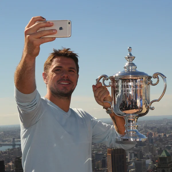 Three times Grand Slam champion Stanislas Wawrinka of Switzerland takes selfie with US Open trophy on the Top of the Rock Observation Deck — Stock Photo, Image