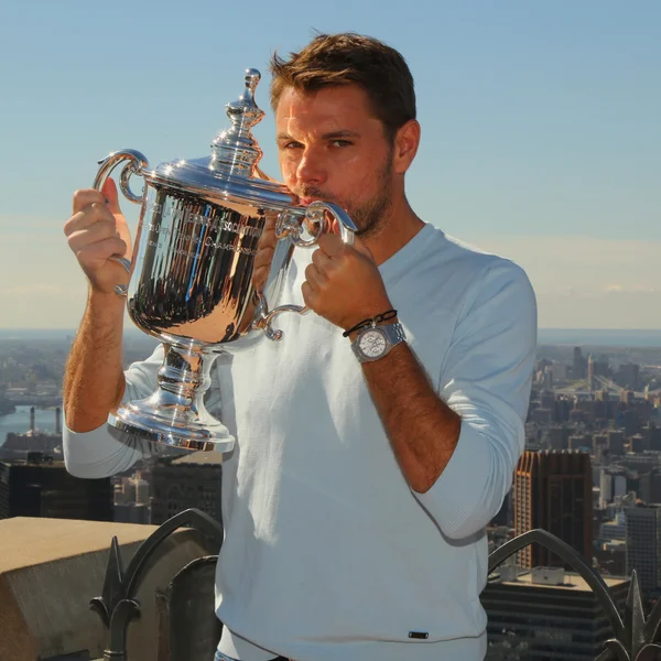 Tre gånger Grand Slam Champion Stanislas Wawrinka i Schweiz poserar med oss Open Trophy på toppen av rock observation Deck — Stockfoto