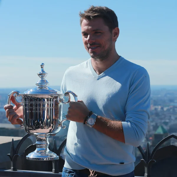 Trzy razy mistrz Wielkiego Szlema Stanislas Wawrinka ze Szwajcarii, stwarzając z US Open trofeum na szczycie skały widokowej — Zdjęcie stockowe