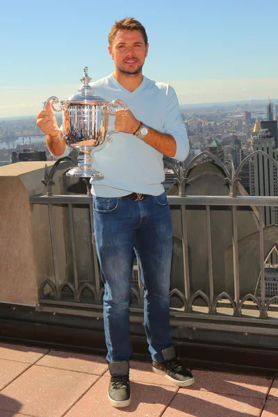Tres veces campeón de Grand Slam Stanislas Wawrinka de Suiza posando con trofeo US Open en la parte superior de la plataforma de observación Rock —  Fotos de Stock