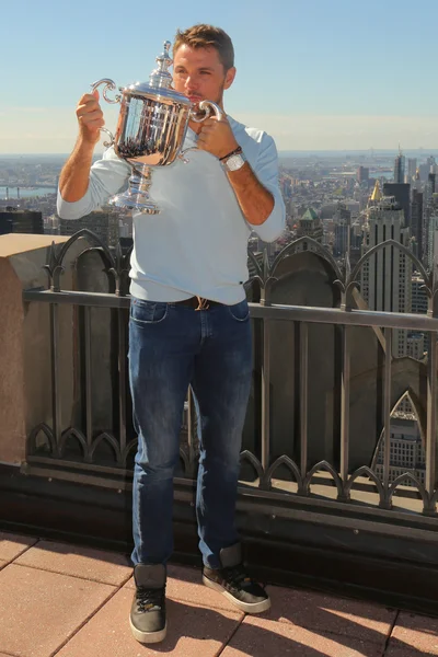 Tre gånger Grand Slam Champion Stanislas Wawrinka i Schweiz poserar med oss Open Trophy på toppen av rock observation Deck — Stockfoto