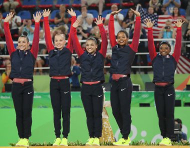  Rio 2016 Olimpiyat Oyunları'nda Abd kadın takımı jimnastik şampiyonu Raisman (L), Kocian, Hernandez, Douglas ve Simone Biles