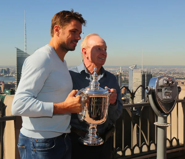 Rand slam Champions Stanislas Wawrinka (L) och tennis Legend Rod Laver poserar med oss Open Trophy — Stockfoto