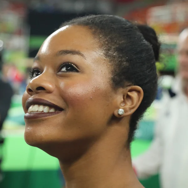 Olympijský šampión Gabby Douglas ze Spojených států konkurující na týmové gymnastice žen na Rio 2016 olympijských hrách — Stock fotografie