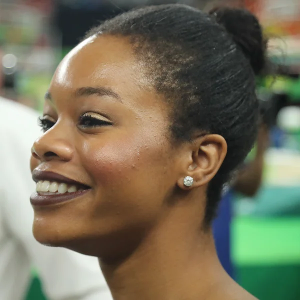 Campeã olímpica Gabby Douglas dos Estados Unidos competindo na ginástica geral feminina da equipe nos Jogos Olímpicos Rio 2016 — Fotografia de Stock