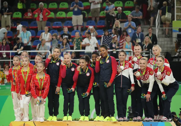 2016 년 리우데자네이루 올림픽 대표 팀 중국 (L), 미국 대표 팀, 러시아 대표 팀 메달 시상식에서 여자 대표 팀의 전신인 체조 선수 — 스톡 사진
