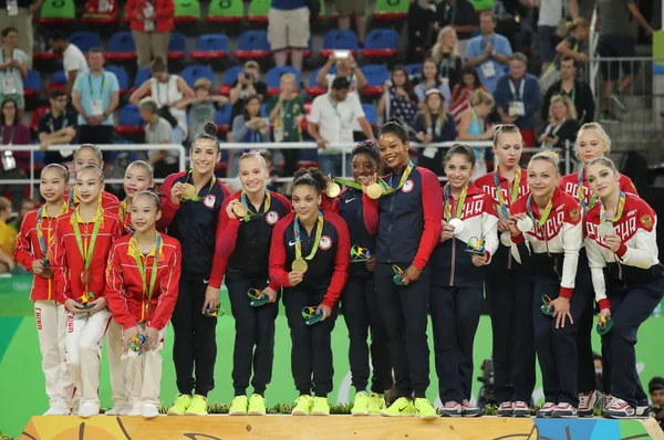 Equipos femeninos ganadores de gimnasia general en los Juegos Olímpicos de Río 2016 China (L), equipo EE.UU. y equipo Rusia durante la ceremonia de medalla — Foto de Stock