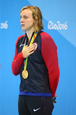 Olimpiyat şampiyonu ABD'li Katie Ledecky, Rio 2016 Bayanlar 800 metre serbest stilde zaferden sonra madalya töreninde 
