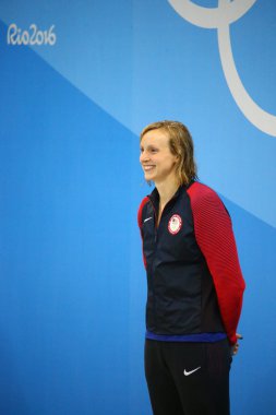 Olimpiyat şampiyonu ABD'li Katie Ledecky, Rio 2016 Bayanlar 800 metre serbest stilde zaferden sonra madalya töreninde 
