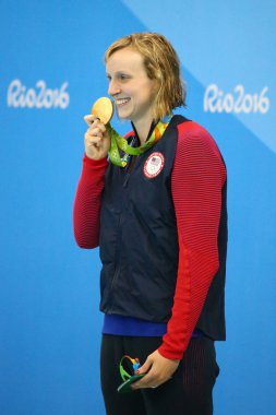 Olimpiyat şampiyonu ABD'li Katie Ledecky, Rio 2016 Bayanlar 800 metre serbest stilde zaferden sonra madalya töreninde 