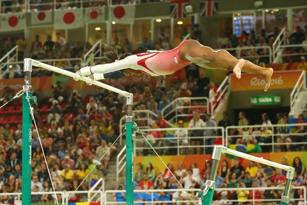 La campeona olímpica Simone Biles de Estados Unidos compite en las barras irregulares del equipo femenino de gimnasia en los Juegos Olímpicos de Río 2016 — Foto de Stock