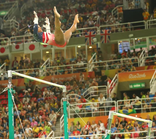 A campeã olímpica Simone Biles dos Estados Unidos compete nos bares irregulares da ginástica geral feminina no Rio 2016 — Fotografia de Stock