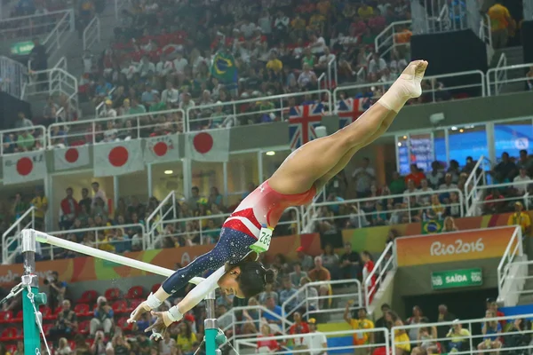 Olympisk mästare Gabby Douglas av Förenta staterna konkurrerar på de ojämna staplarna på damlag all-around gymnastik på Rio 2016 — Stockfoto