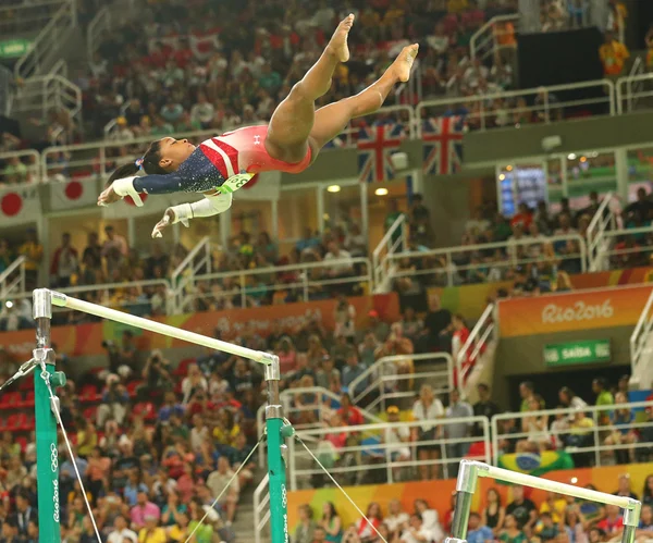 La campeona olímpica Simone Biles de Estados Unidos compite en las barras irregulares del equipo femenino de gimnasia en Río 2016 — Foto de Stock