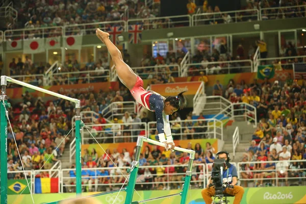 La campeona olímpica Simone Biles de Estados Unidos compite en las barras irregulares del equipo femenino de gimnasia en Río 2016 — Foto de Stock